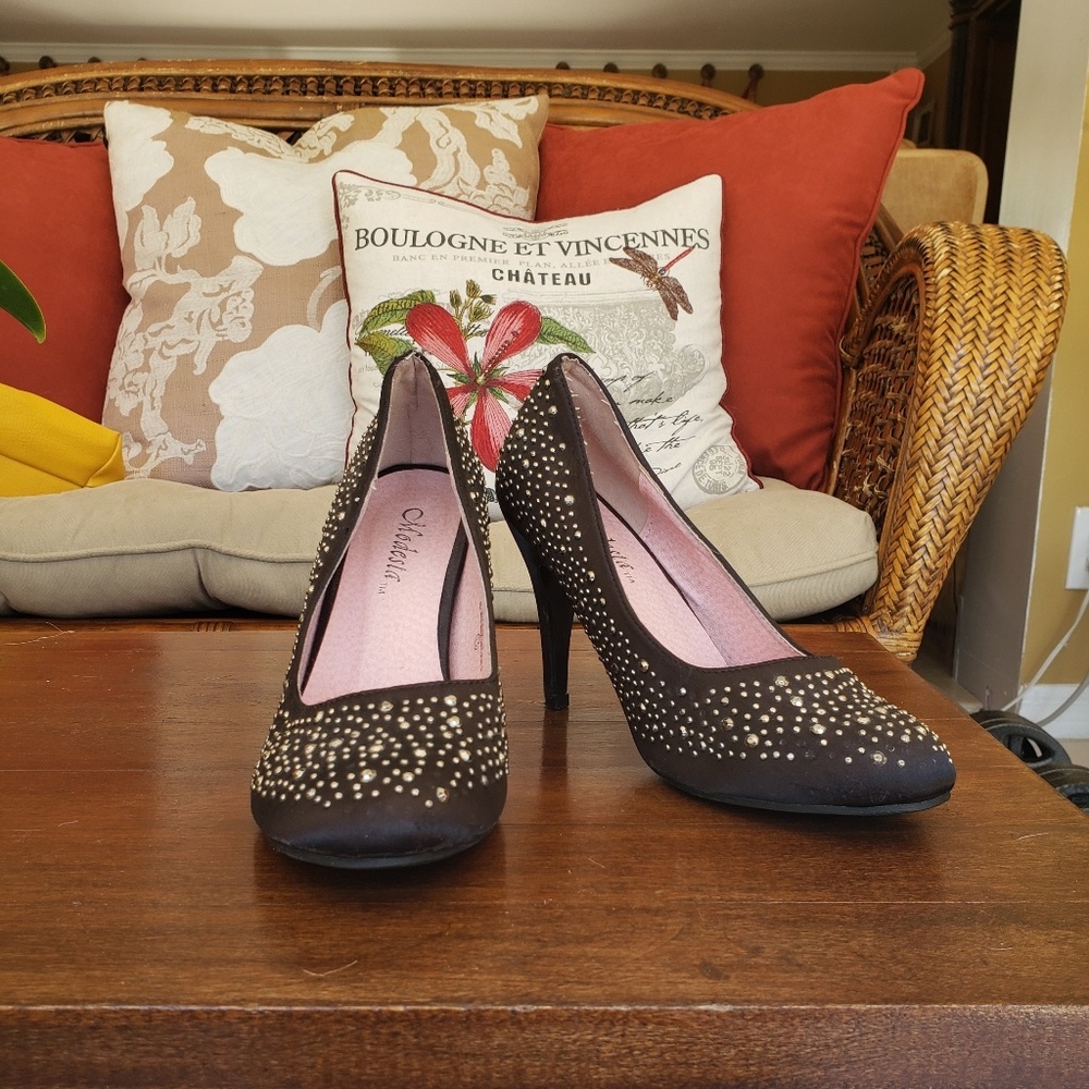 Sparkling round toe pump black heels